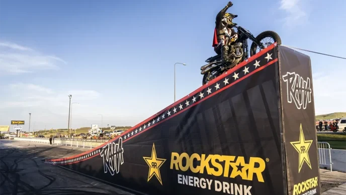 Мировой рекорд: Колби Раха прыгнул 62 метра на Harley-Davidson