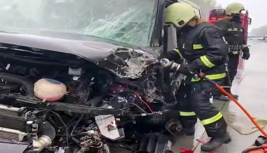 Лобовое ДТП в Борисовском районе: микроавтобус и легковушка