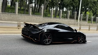 Лимитированный суперкар McLaren 765LT на улице в центре Минска