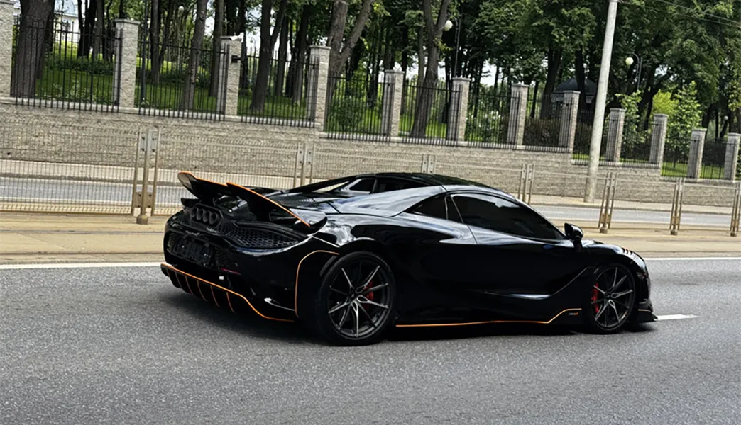 Лимитированный суперкар McLaren 765LT на улице в центре Минска