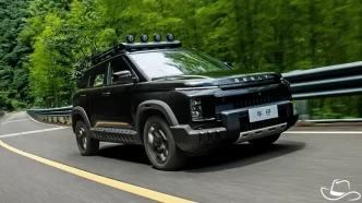 Рестайлинговый Geely Cowboy с внедорожным обвесом и багажной площадкой на крыше