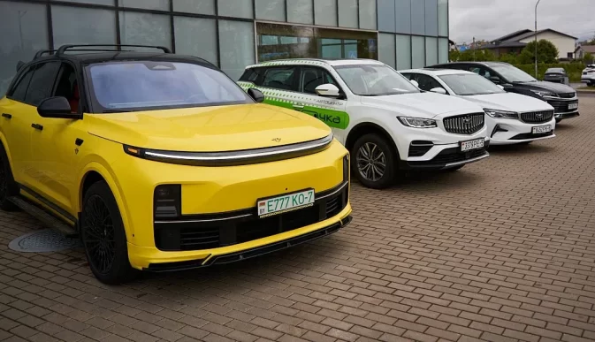 Колонна автомобилей: более 100 владельцев Geely и BELGEE собрались в Минске для массового заезда